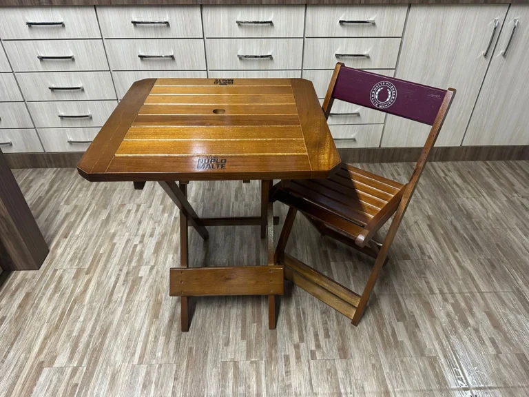 Conjunto de Mesas e Cadeiras de Madeira